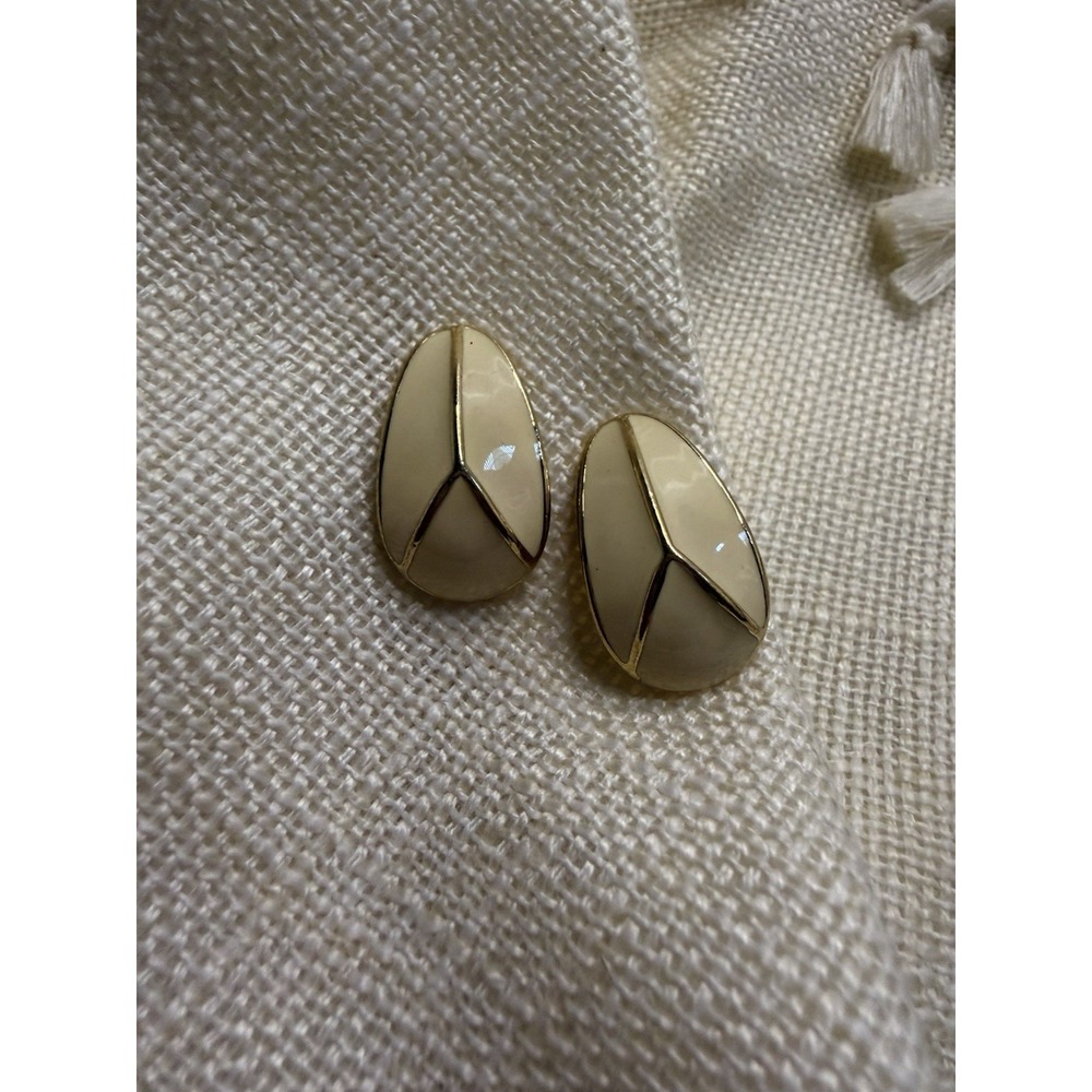 Vintage Trifari Gold Tone Cream Enamel‎ Oval Stud Earrings Signed MCM Geometric